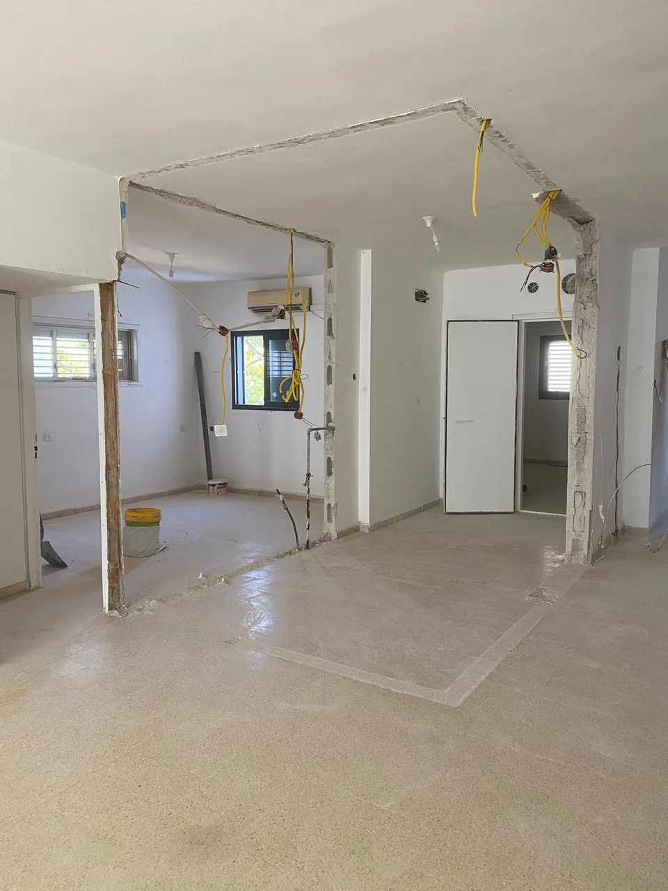 דירה בשלבי שיפוץ לפני פריסת צנרת מים וביוב חדשה