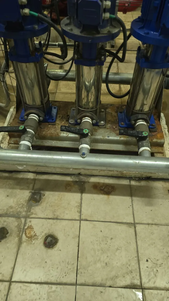 מערכת משאבות להגברת לחץ מים במבנה רב-קומות