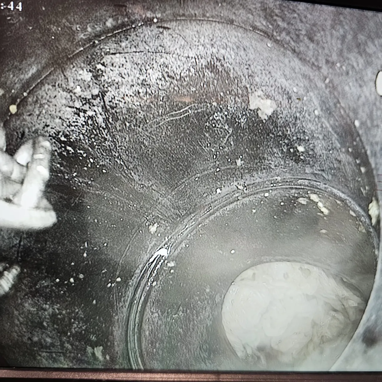 צילום פנים הצינור אחרי פתיחה וניקוי — קו נקי וחיבור תקין