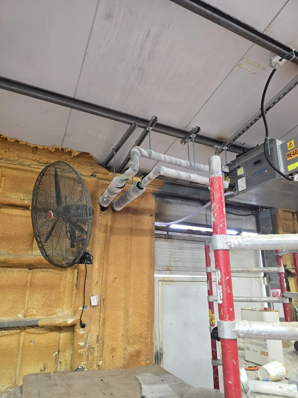 פריסת קו צנרת חדש מתחת לגג סככה תעשייתית