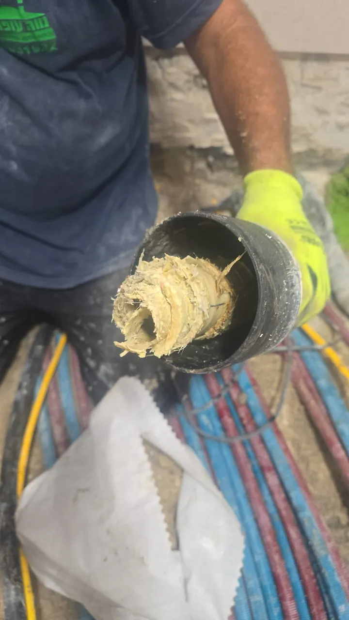 מקדח כוס יהלום עם גלעין בטון אחרי קידוח מעבר לצנרת