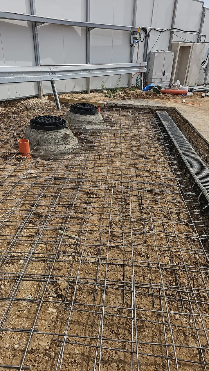 קולטנים ותשתית ניקוז ברצפת מבנה תעשייה לפני יציקת בטון