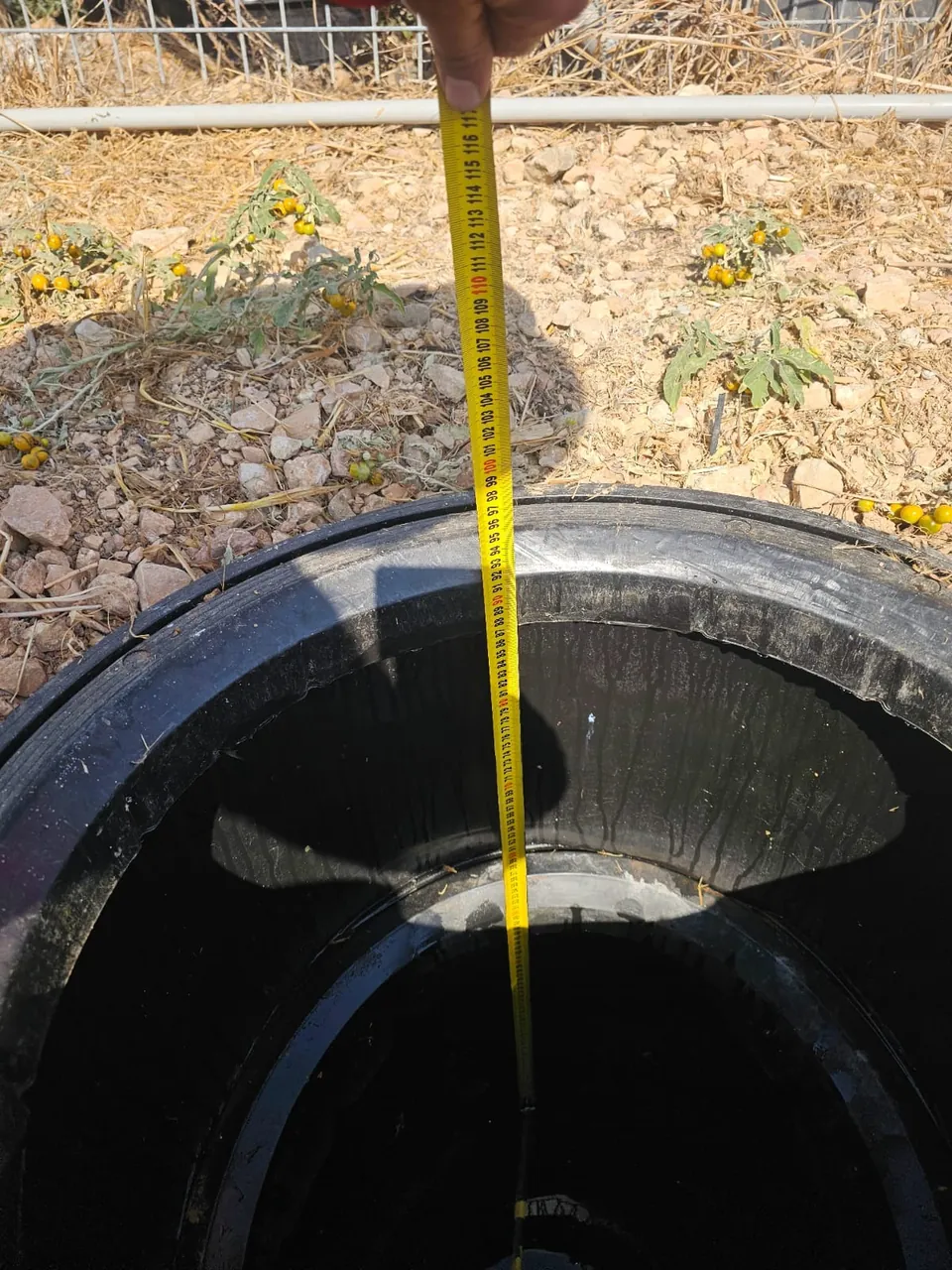 מדידת עומק שוחת ביוב בעזרת סרט מדידה לפני תחילת עבודה