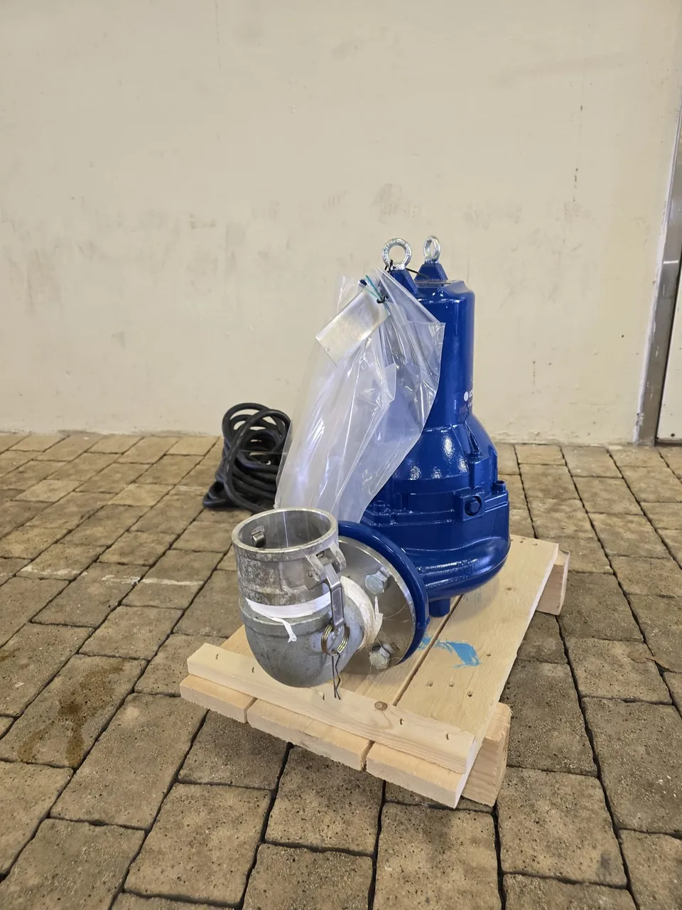 משאבת ביוב טבולה חדשה ארוזה לפני התקנה בתחנת שאיבה
