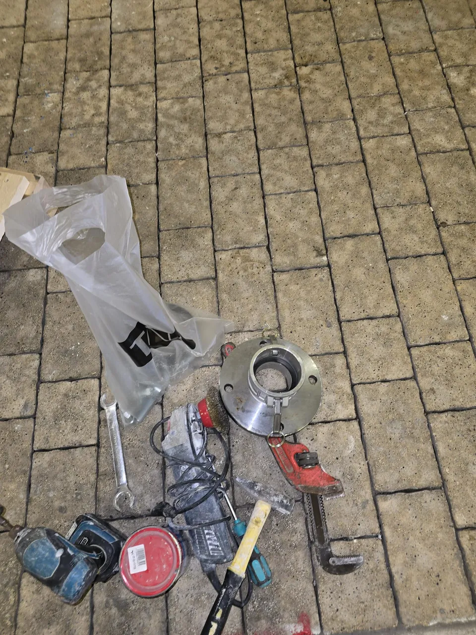כלי עבודה לצנרת: מפתחות שרשרת, חותך צינורות ומצמד