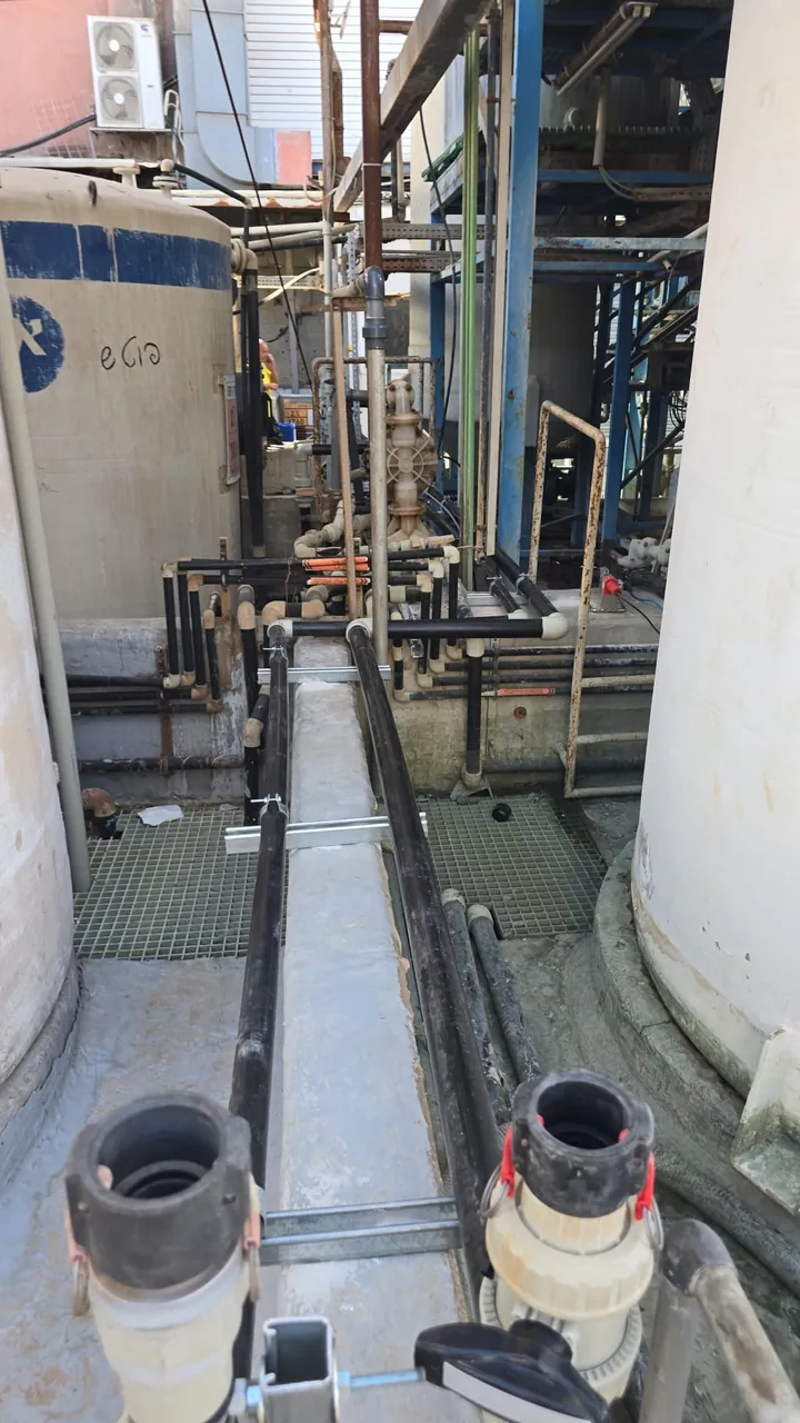 צנרת תהליך ומיכלים במפעל — עבודה בין הקווים