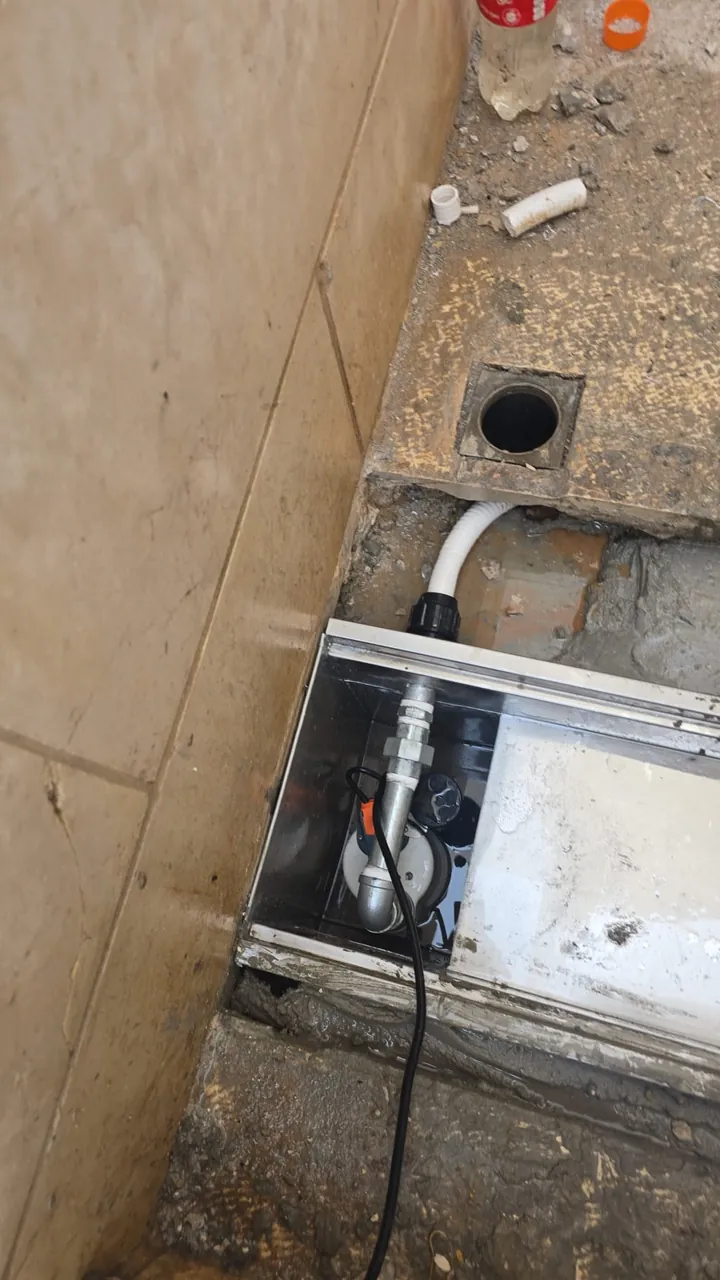 תעלת ניקוז נירוסטה שהותקנה ברצפת חדר טכני