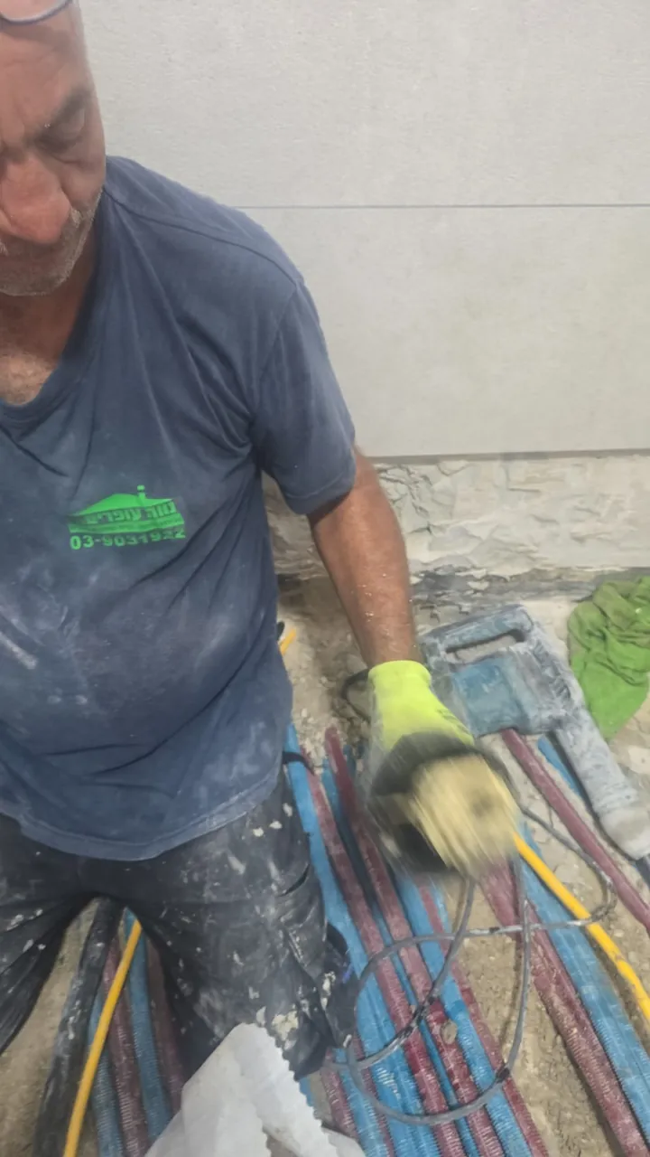 טכנאי מחזיק מקדח כוס יהלום עם גלעין הבטון שנקדח