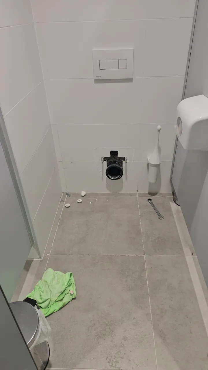 אסלה תלויה שפורקה לצורך טיפול בניאגרה הסמויה שבקיר
