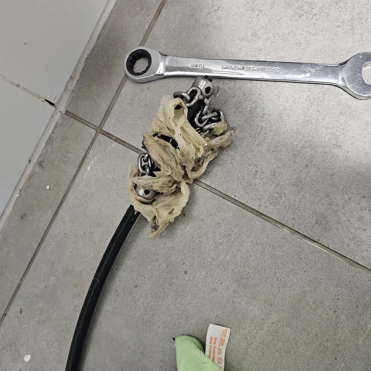 מגבונים שנשלפו מקו הביוב כרוכים על כבל הספירלה