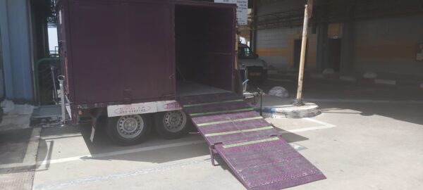 השכרת נגרר עם רמפה נפתחת