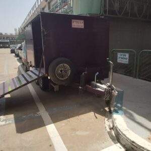השכרת נגרר עם רמפה נפתחת